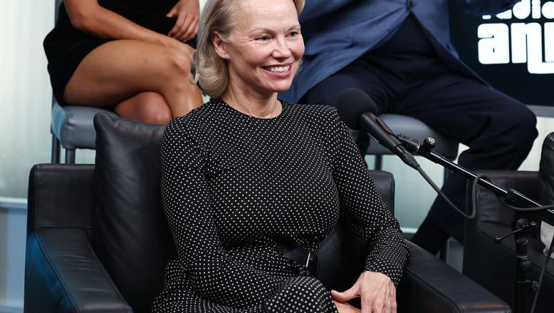 Pamela Anderson, schimbare radicală de look. Vedeta a renunțat la blondul care a consacrat-o: „Arată fabulos”