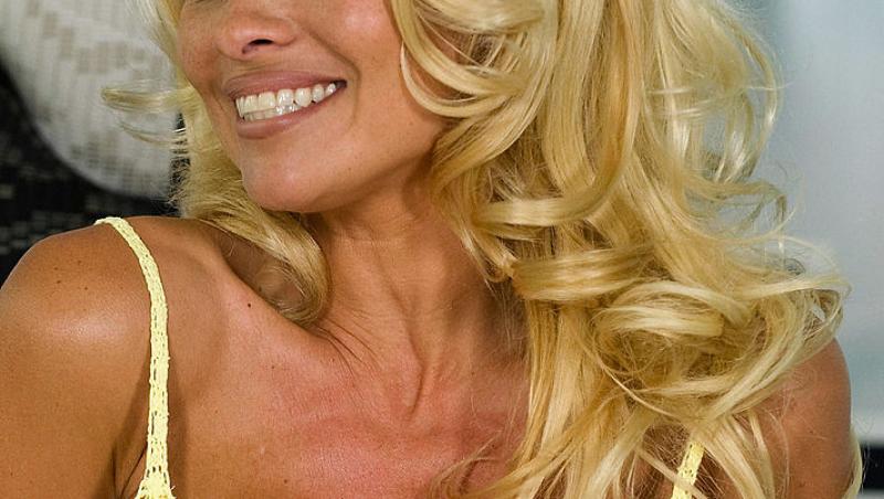 Pamela Anderson, schimbare radicală de look. Vedeta a renunțat la blondul care a consacrat-o: „Arată fabulos”