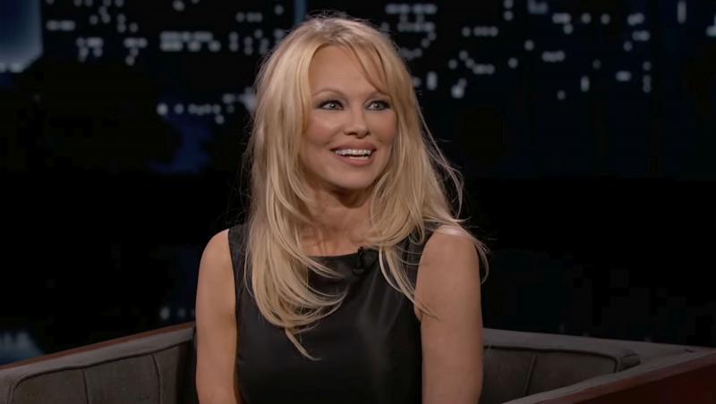 Pamela Anderson, schimbare radicală de look. Vedeta a renunțat la blondul care a consacrat-o: „Arată fabulos”