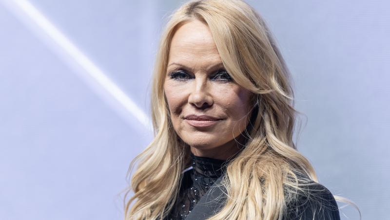 Pamela Anderson, schimbare radicală de look. Vedeta a renunțat la blondul care a consacrat-o: „Arată fabulos”
