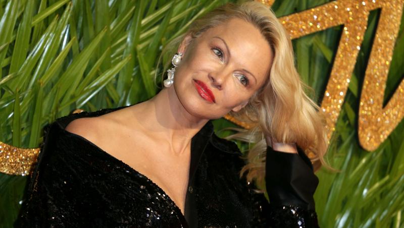 Pamela Anderson, schimbare radicală de look. Vedeta a renunțat la blondul care a consacrat-o: „Arată fabulos”
