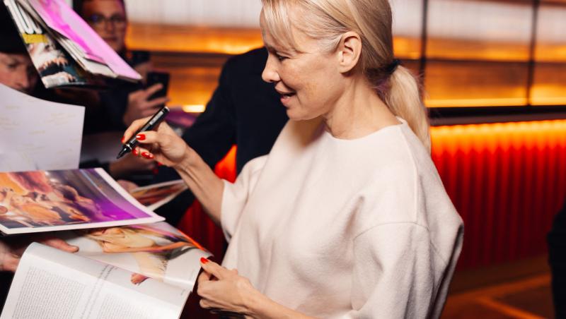 Pamela Anderson, schimbare radicală de look. Vedeta a renunțat la blondul care a consacrat-o: „Arată fabulos”