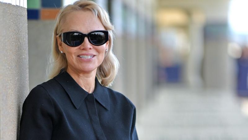 Pamela Anderson, schimbare radicală de look. Vedeta a renunțat la blondul care a consacrat-o: „Arată fabulos”