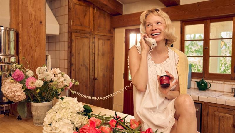 Pamela Anderson, schimbare radicală de look. Vedeta a renunțat la blondul care a consacrat-o: „Arată fabulos”