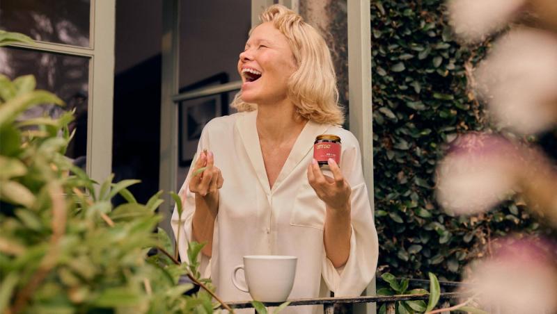 Pamela Anderson, schimbare radicală de look. Vedeta a renunțat la blondul care a consacrat-o: „Arată fabulos”