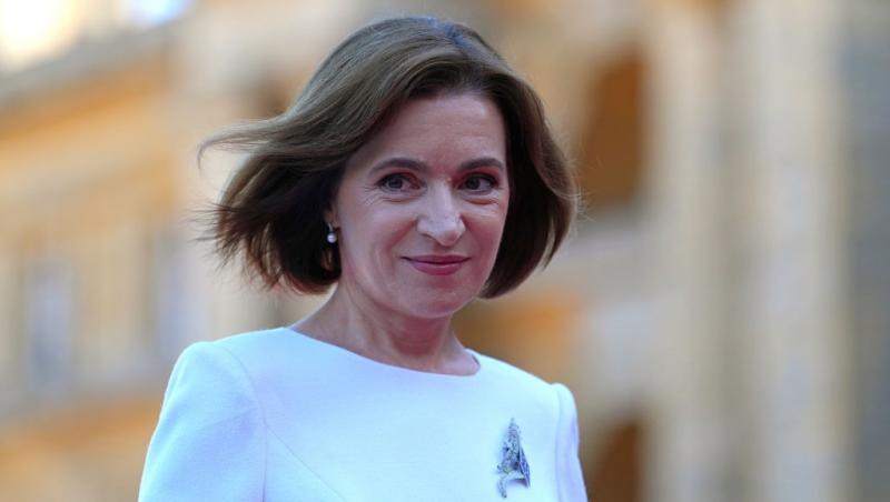 Maia Sandu îmbrăcată cu o rochie bleu elegantă