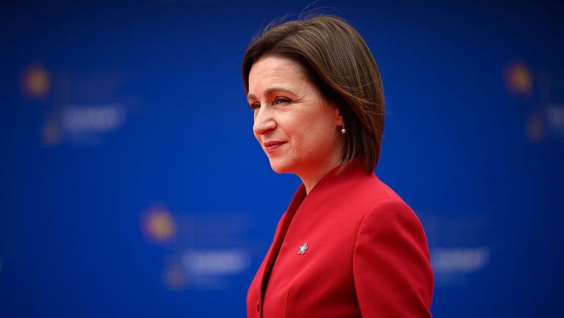 Maia Sandu îmbrăcată cu un costum roșu elegant