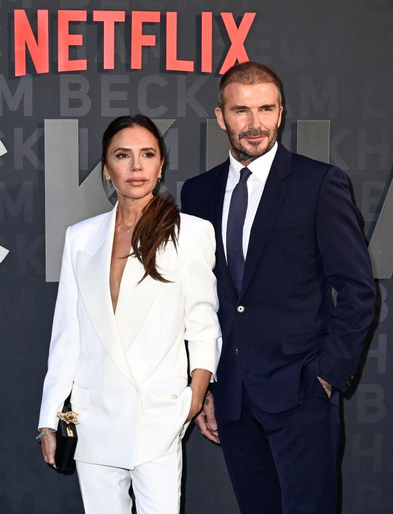 David Beckham alături de soția lui, Victoria, ambii îmbrăcați elegant