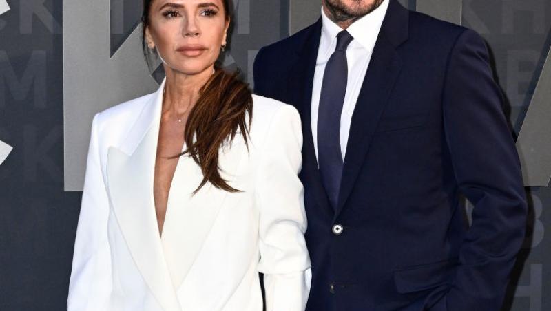 David Beckham alături de soția lui, Victoria, ambii îmbrăcați elegant