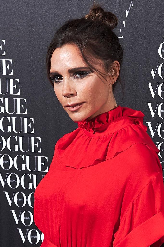 Victoria Beckham îmbrăcată într-o rochie roșie elegantă
