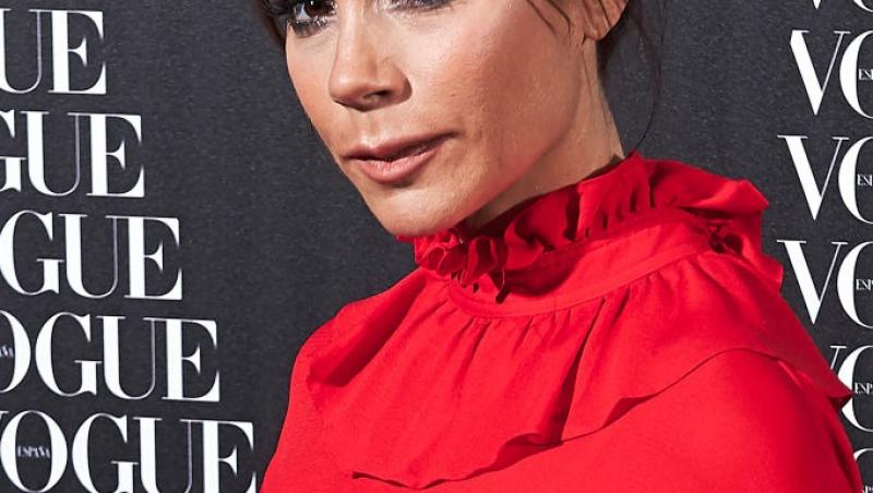 Victoria Beckham îmbrăcată într-o rochie roșie elegantă