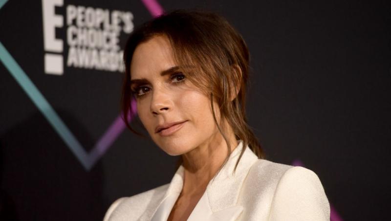 Victoria Beckham îmbrăcată într-un costum alb elegant