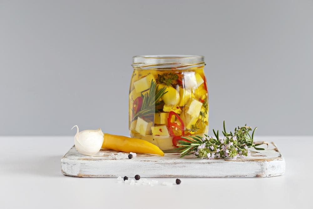 Cum să marinezi br&acirc;nza feta pentru un gust deosebit. Ingredientele de care ai nevoie