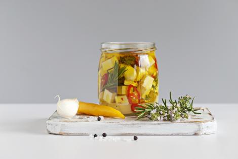 Cum să marinezi brânza feta pentru un gust deosebit. Ingredientele de care ai nevoie