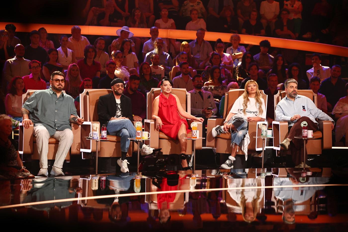 Juriul ținut în corzi. Micutzu, Anca Dinicu și Maurice cu mâinile la ochi în timpul unui număr de la The Ticket