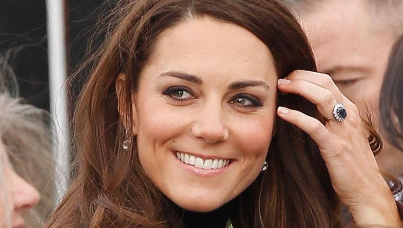 Kate Middleton &icirc;mbrăcată &icirc;ntr-o ținută elegantă, z&acirc;mbind și etal&acirc;ndu-si inelul