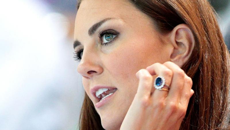 Kate Middleton &icirc;mbrăcată &icirc;ntr-o ținută elegantă, z&acirc;mbind și etal&acirc;ndu-si inelul