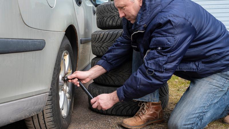 Cauciucurile de iarnă, o adevărată avere în 2025. Cât de mult au crescut prețurile la anvelope