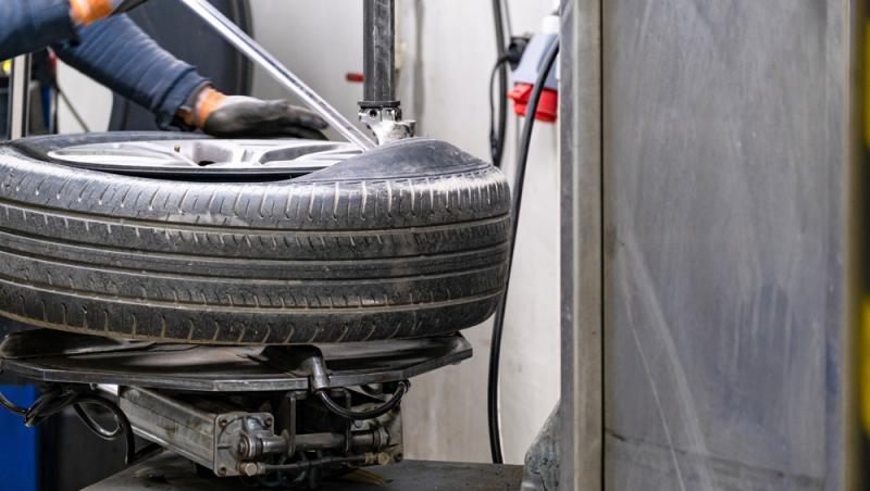 Cauciucurile de iarnă, o adevărată avere în 2025. Cât de mult au crescut prețurile la anvelope