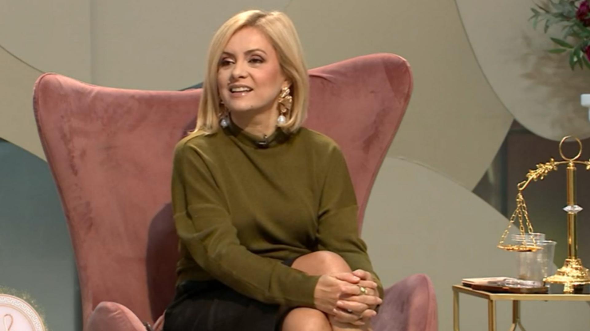 Simona Gherghe pe fotoliul roz din livingul casei Mireasa