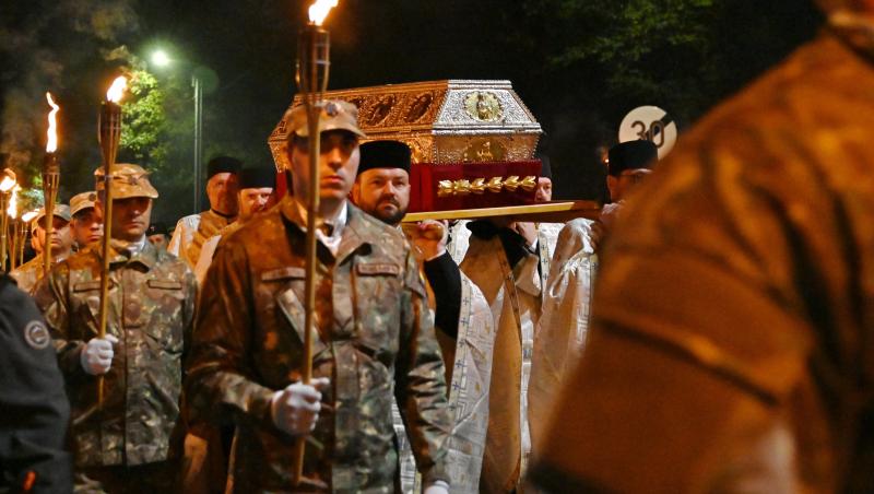 Motivul schimbării veșmintelor Sfintei Parascheva de 5 ori pe an. Ce se întâmplă apoi cu straiele