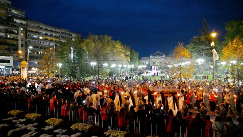 Motivul schimbării veșmintelor Sfintei Parascheva de 5 ori pe an. Ce se întâmplă apoi cu straiele