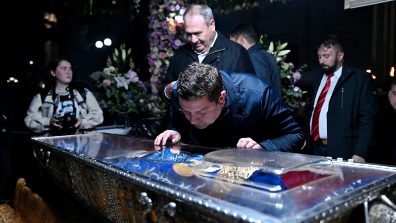 Motivul schimbării veșmintelor Sfintei Parascheva de 5 ori pe an. Ce se întâmplă apoi cu straiele