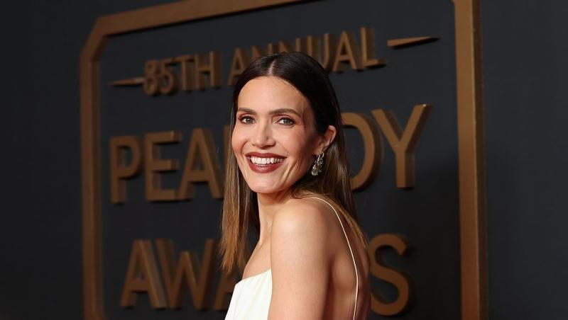 Mandy Moore &icirc;mbrăcată &icirc;ntr-o ținută albă elegantă, z&acirc;mbind
