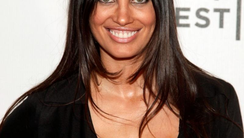 Alina Pușcău îmbrăcată cu o rochie neagră decoltată