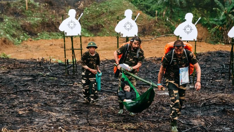 Asia Express sezonul 8, 14 octombrie 2025. Cea mai spectaculoasă misiune! Echipele au tras cu arma și au cărat victime rănite