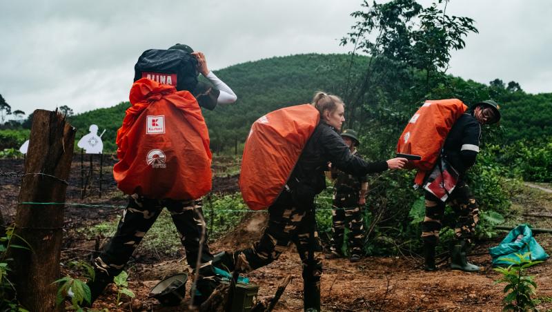 Asia Express sezonul 8, 14 octombrie 2025. Cea mai spectaculoasă misiune! Echipele au tras cu arma și au cărat victime rănite