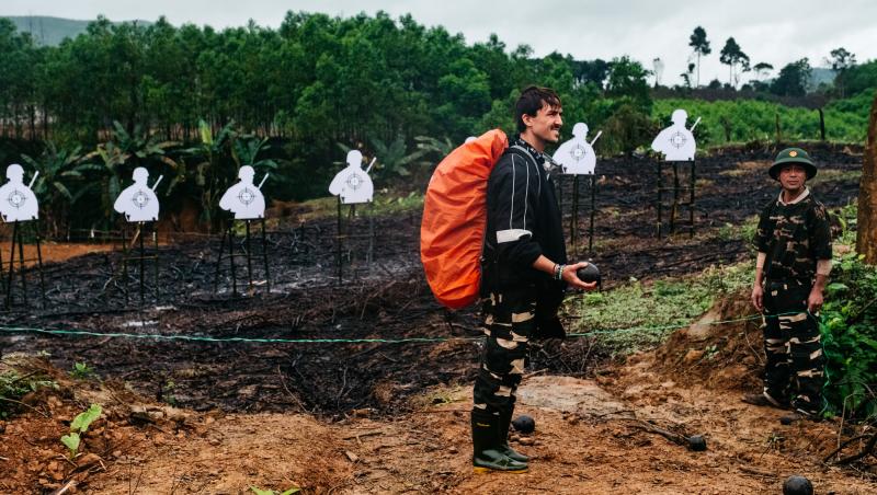 Asia Express sezonul 8, 14 octombrie 2025. Cea mai spectaculoasă misiune! Echipele au tras cu arma și au cărat victime rănite