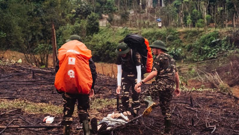 Asia Express sezonul 8, 14 octombrie 2025. Cea mai spectaculoasă misiune! Echipele au tras cu arma și au cărat victime rănite