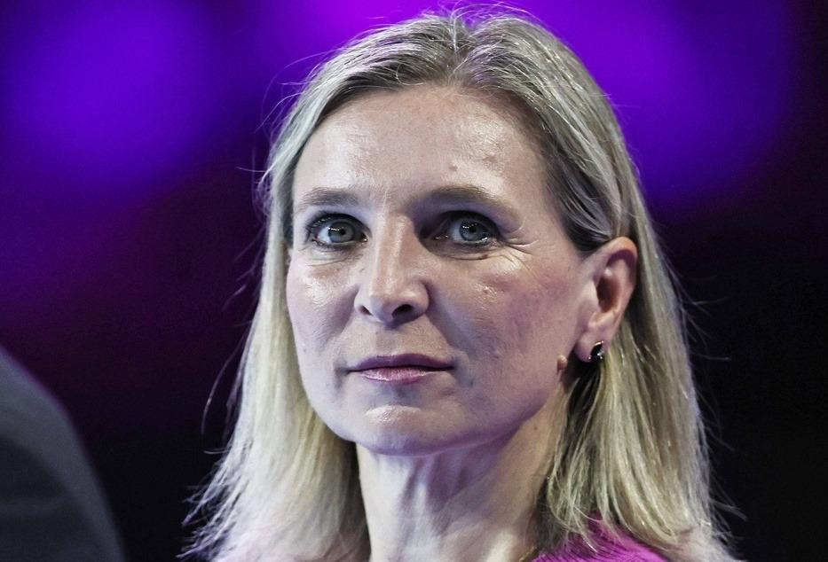 Daniela Silivaș îmbrăcată cu un pulover mov