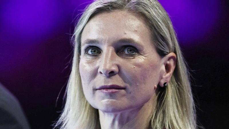 Daniela Silivaș îmbrăcată cu un pulover mov