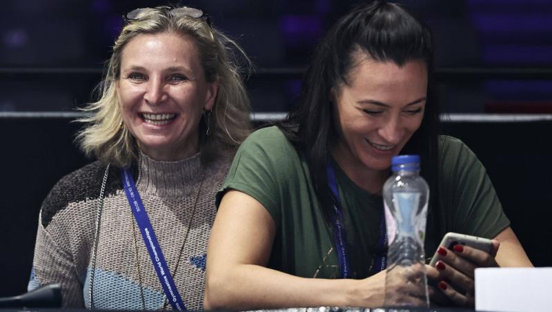 Daniela Silivaș îmbrăcată cu un pulover gri la un eveniment, zâmbind