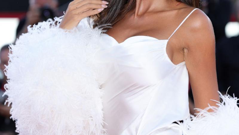 Mădălina Ghenea, un nou pictorial incendiar: „Fă-mă, Doamne, furtun!” Imaginile care au pus pe jar internetul