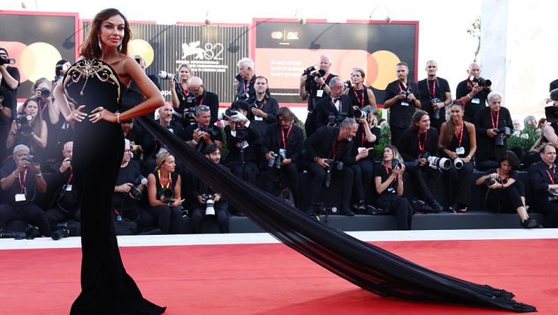 Mădălina Ghenea, un nou pictorial incendiar: „Fă-mă, Doamne, furtun!” Imaginile care au pus pe jar internetul