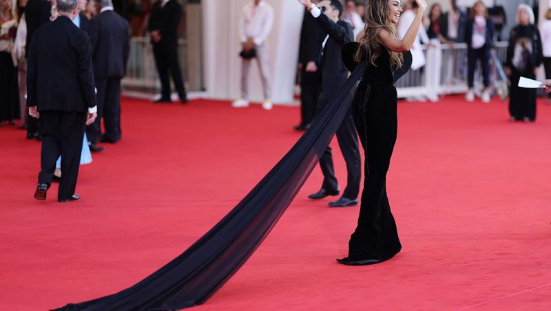 Mădălina Ghenea, un nou pictorial incendiar: „Fă-mă, Doamne, furtun!” Imaginile care au pus pe jar internetul