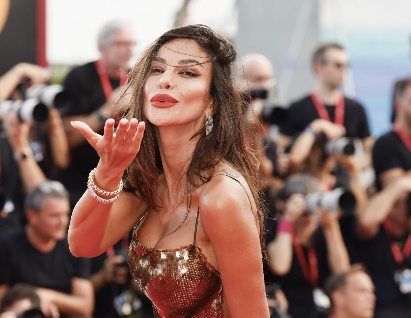 Mădălina Ghenea, un nou pictorial incendiar: „Fă-mă, Doamne, furtun!” Imaginile care au pus pe jar internetul