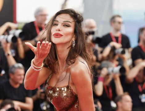 Mădălina Ghenea, un nou pictorial incendiar: „Fă-mă, Doamne, furtun!” Imaginile care au pus pe jar internetul