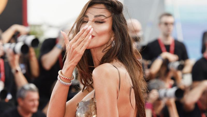 Mădălina Ghenea, un nou pictorial incendiar: „Fă-mă, Doamne, furtun!” Imaginile care au pus pe jar internetul