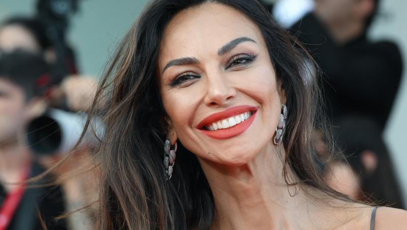 Mădălina Ghenea, un nou pictorial incendiar: „Fă-mă, Doamne, furtun!” Imaginile care au pus pe jar internetul