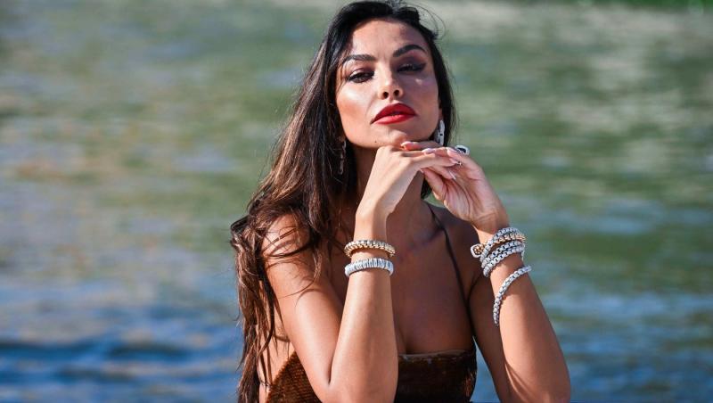Mădălina Ghenea, un nou pictorial incendiar: „Fă-mă, Doamne, furtun!” Imaginile care au pus pe jar internetul
