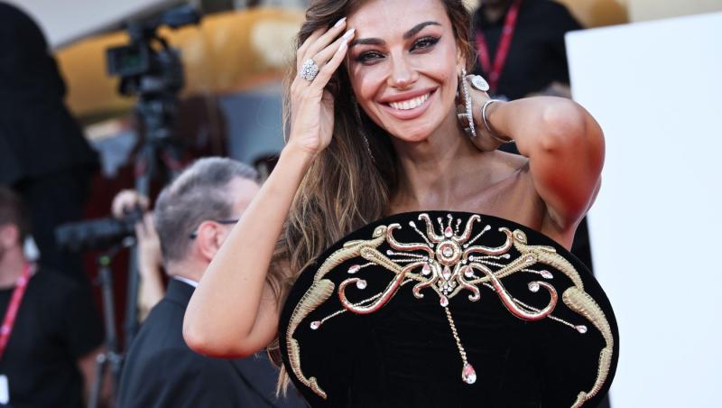 Mădălina Ghenea, un nou pictorial incendiar: „Fă-mă, Doamne, furtun!” Imaginile care au pus pe jar internetul