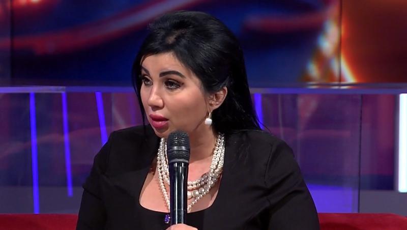 Adriana Bahmuțeanu într-o ținută neagră vorbind la microfon