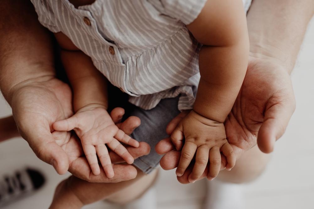 A devenit tată la vârsta de 93 ani și are o iubită cu 50 ani mai tânără. Cum arată cuplul intens criticat de apropiați