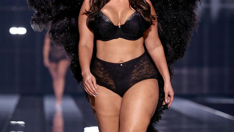 Apariția provocatoare a Adrianei Lima la defilarea Victoria's Secret 2025. O serie de modele au luat cu asalt podiumul