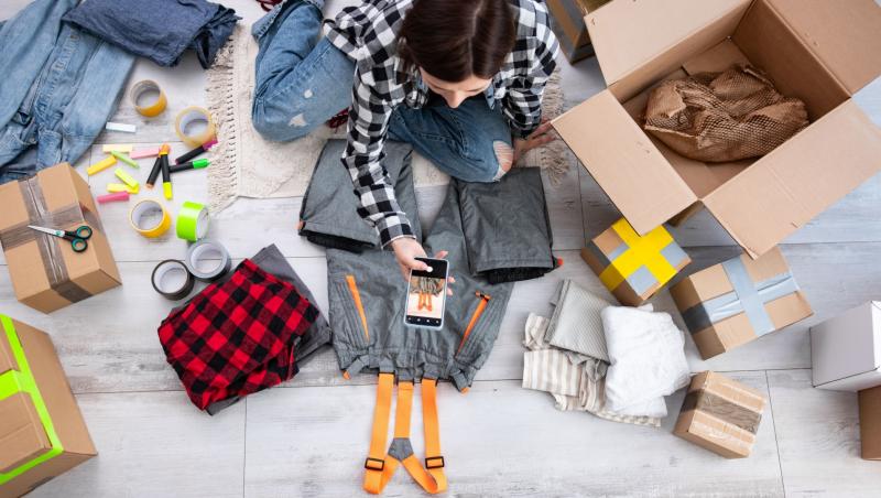 O tânără care face fotografii unor obiecte pentru a le vinde online
