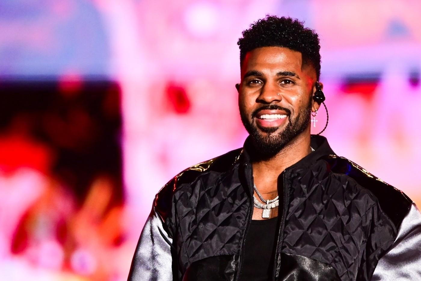 Jason Derulo îmbrăcat într-o jachetă neagră cu argintiu și un tricou negru pe dedesubt